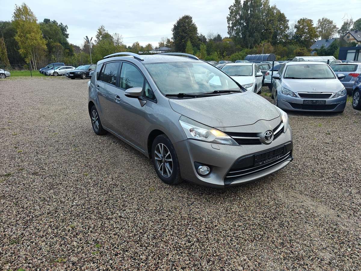 Toyota Verso 2014 — interior