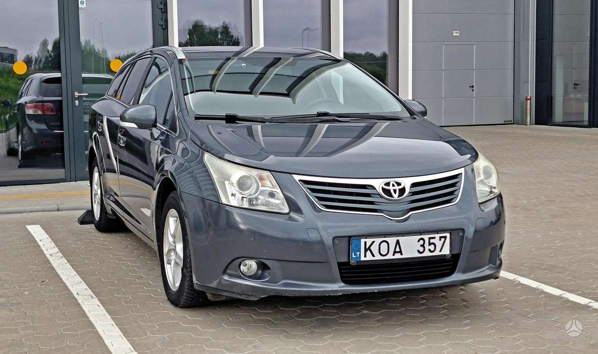 Toyota Avensis 2009 — rear view