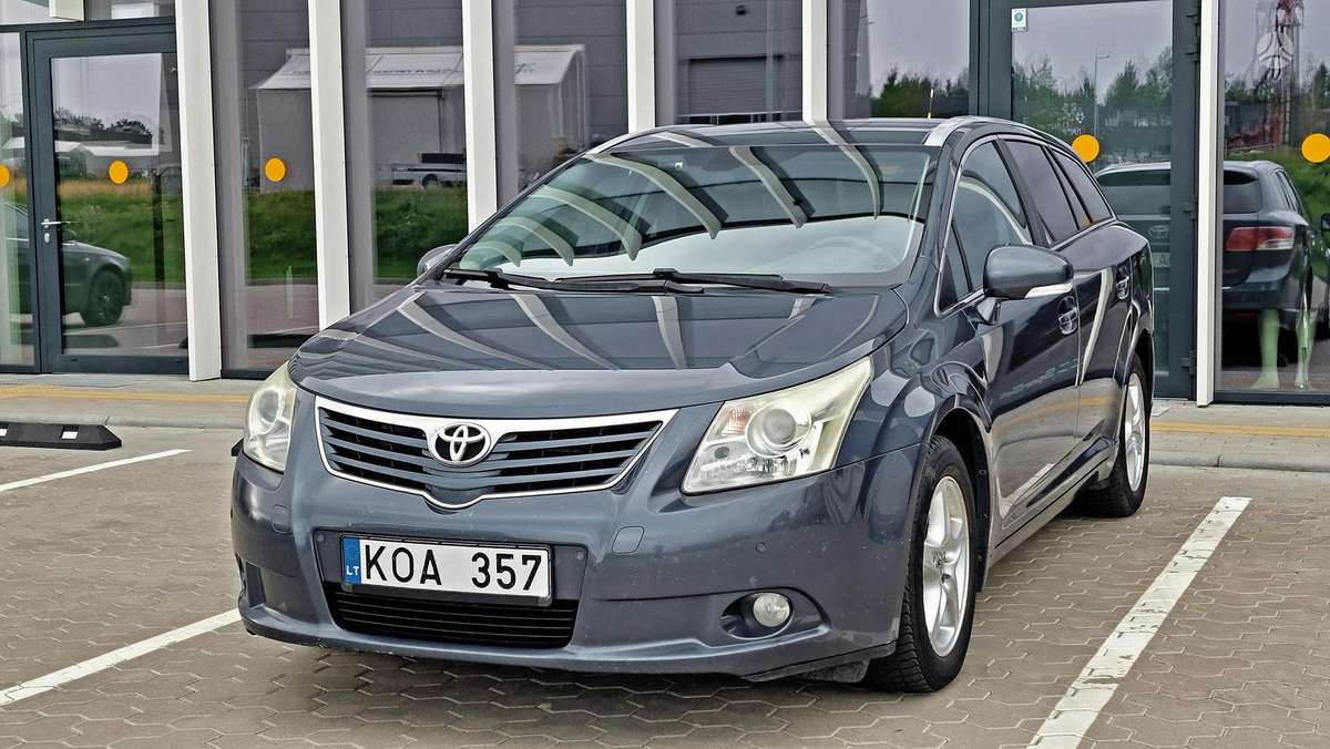 Toyota Avensis 2009 — interior