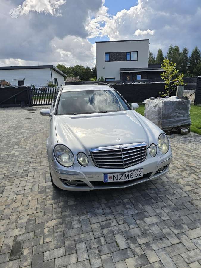 Mercedes-Benz E280 2006 — rear view