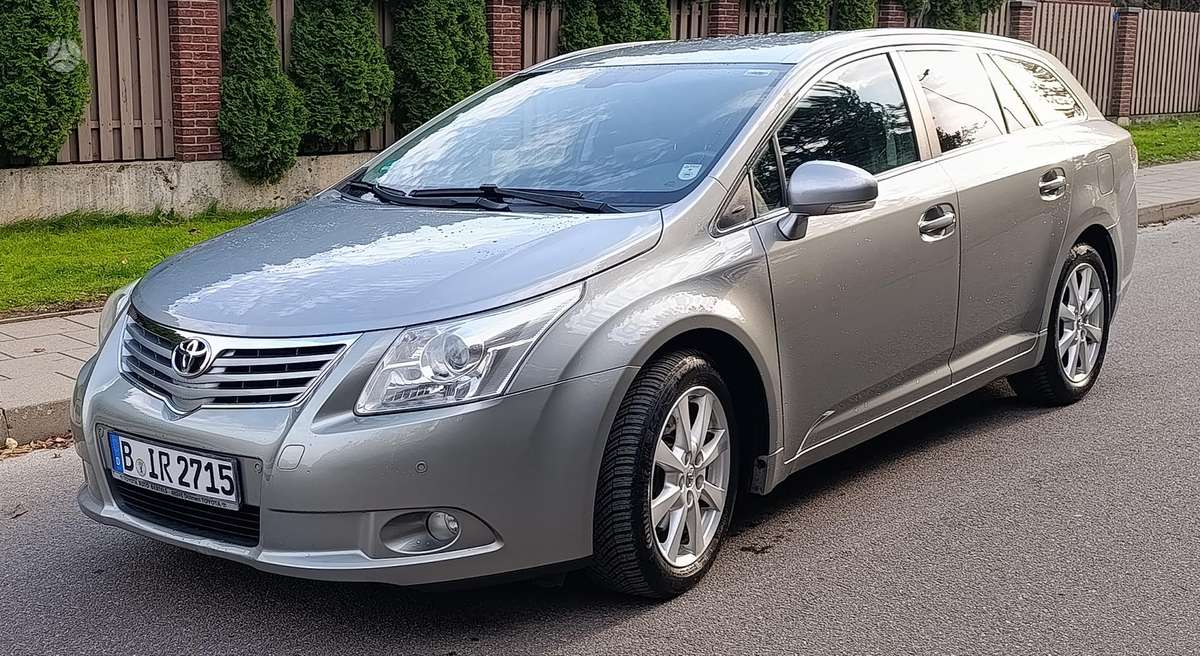 Toyota Avensis 2011 — rear view