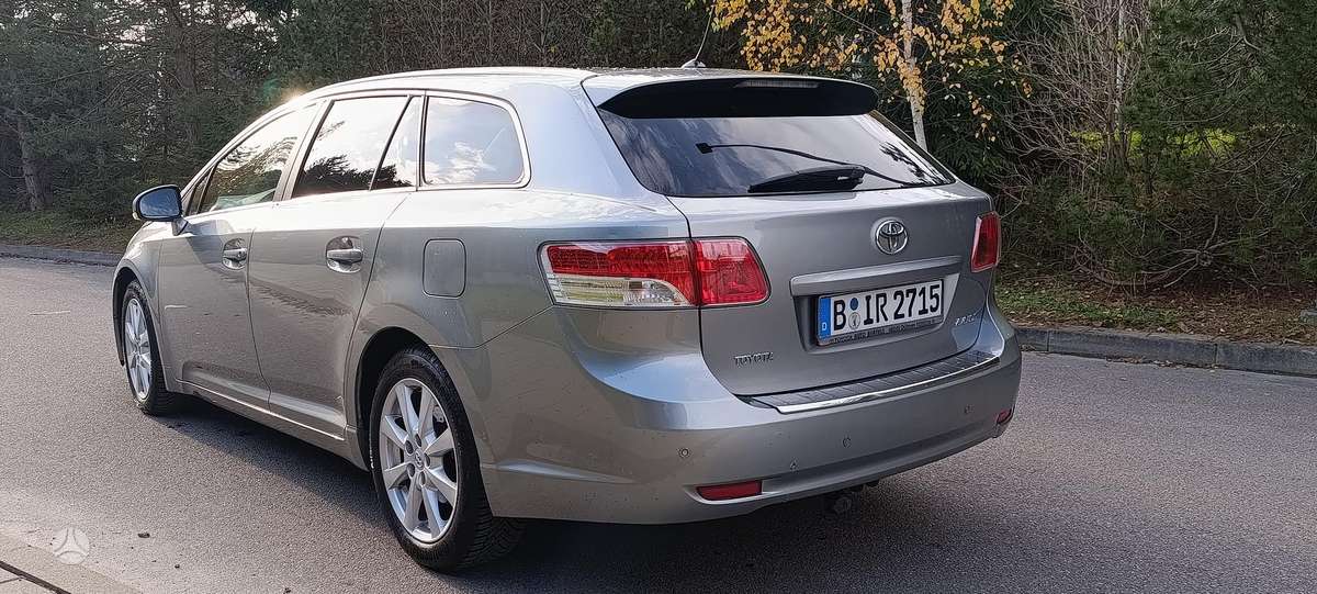 Toyota Avensis 2011 — interior