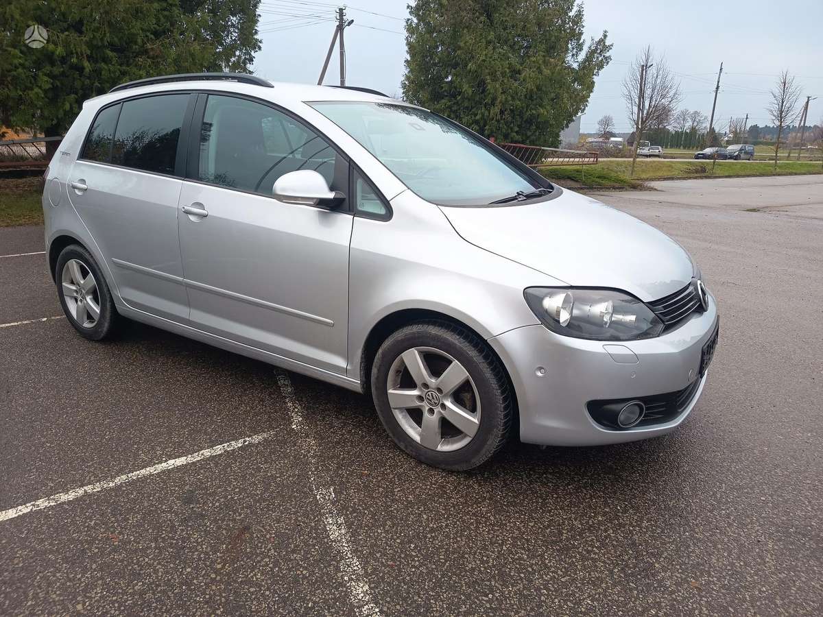 Volkswagen Golf 2010 — interior