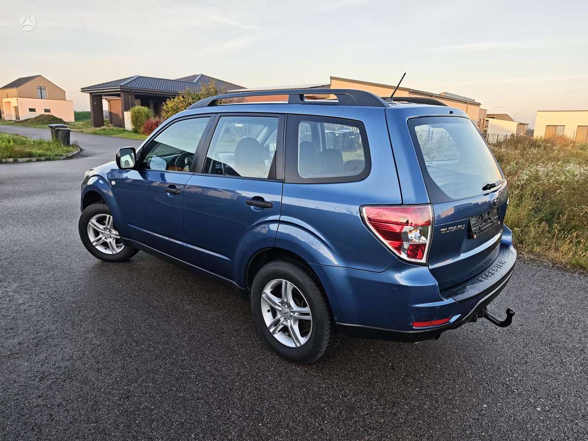 Subaru Forester 2011 — rear view