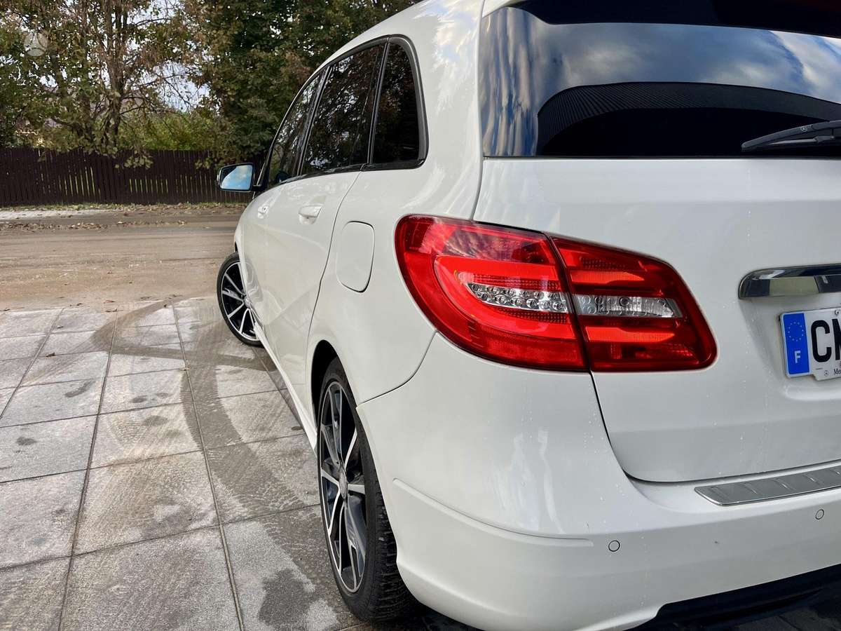 Mercedes-Benz B180 2013 — photo 15