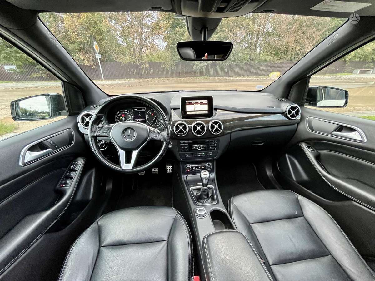 Mercedes-Benz B180 2013 — rear view