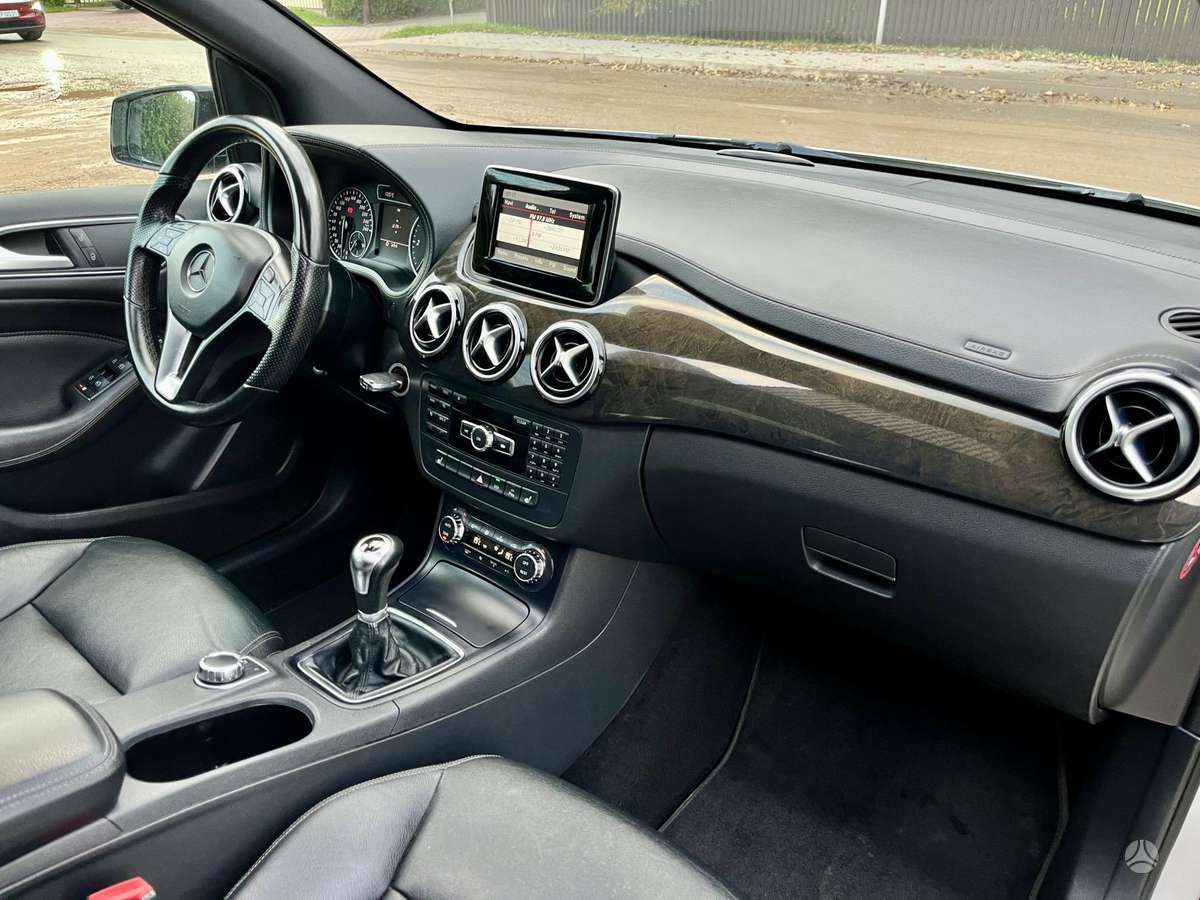 Mercedes-Benz B180 2013 — photo 8