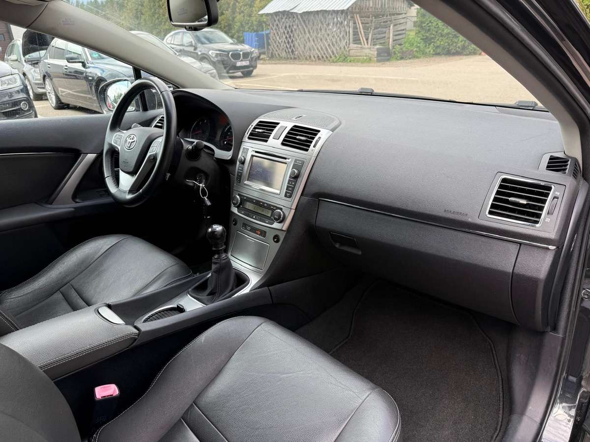 Toyota Avensis 2012 — photo 17