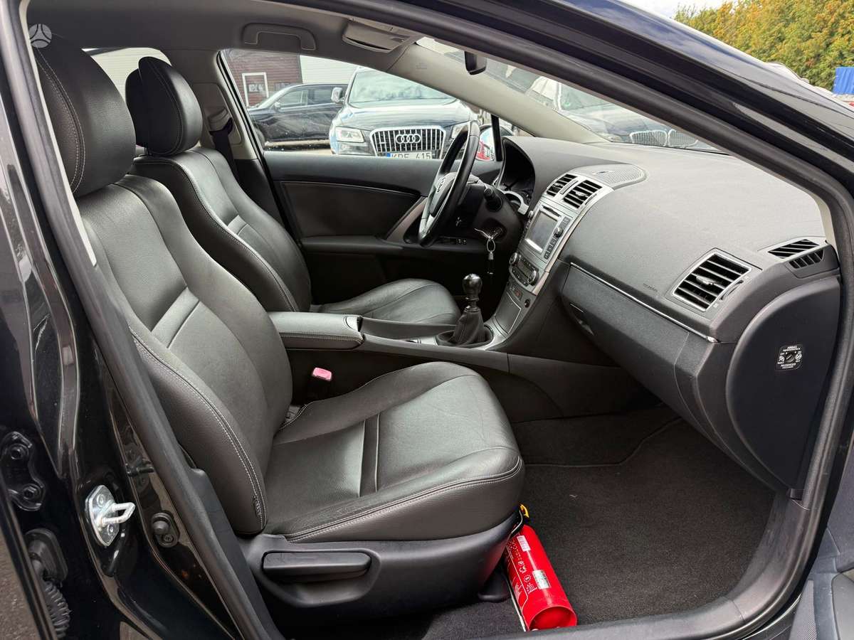 Toyota Avensis 2012 — photo 18