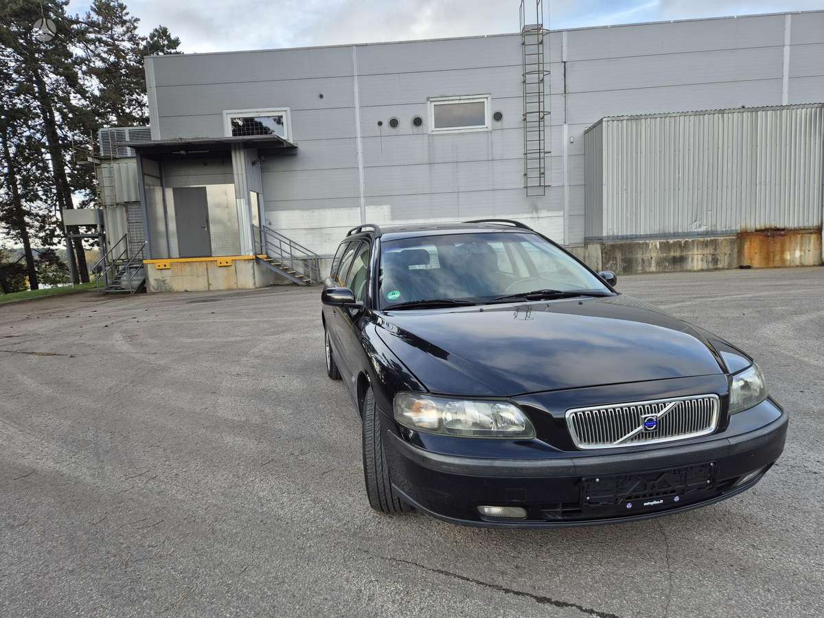 Volvo V70 2004 — rear view
