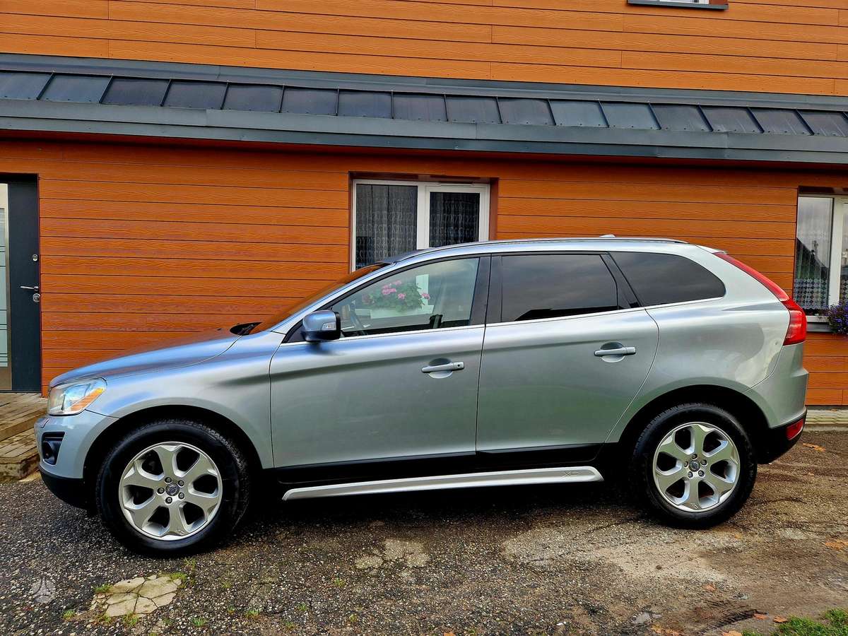 Volvo XC60 2009 — салон