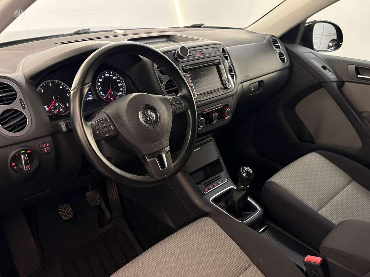 Volkswagen Tiguan 2012 — rear view