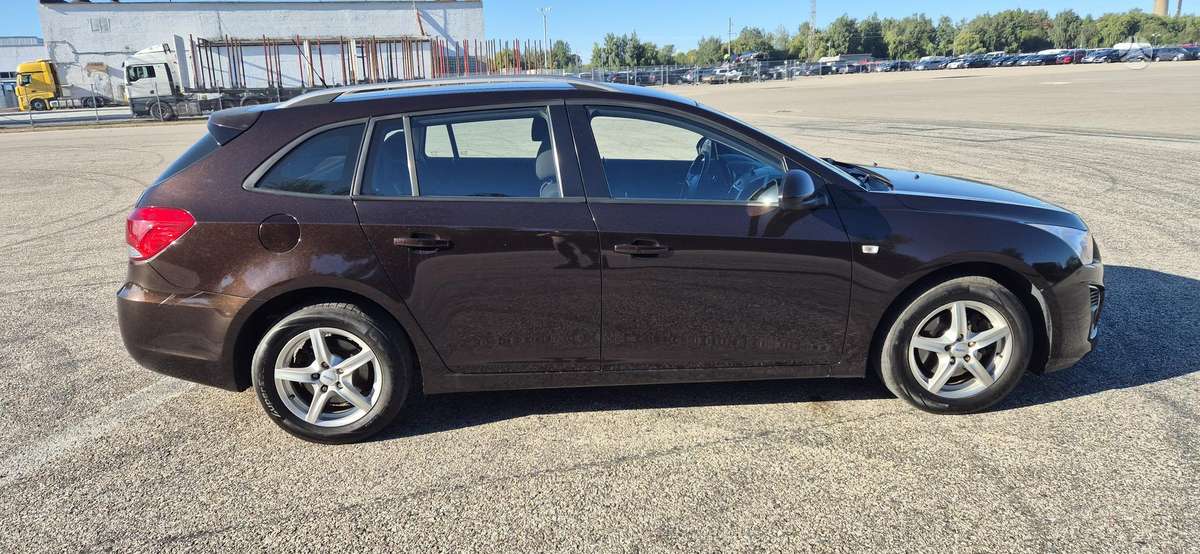 Chevrolet Cruze 2013 — engine 1700 cm³, 131 HP (96kW)