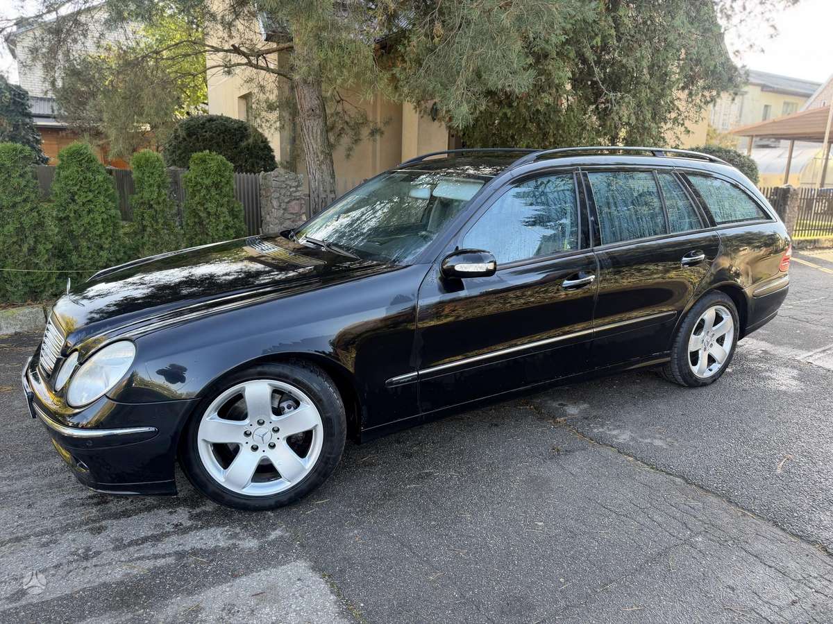 Mercedes-Benz E320 2006 — вигляд ззаду