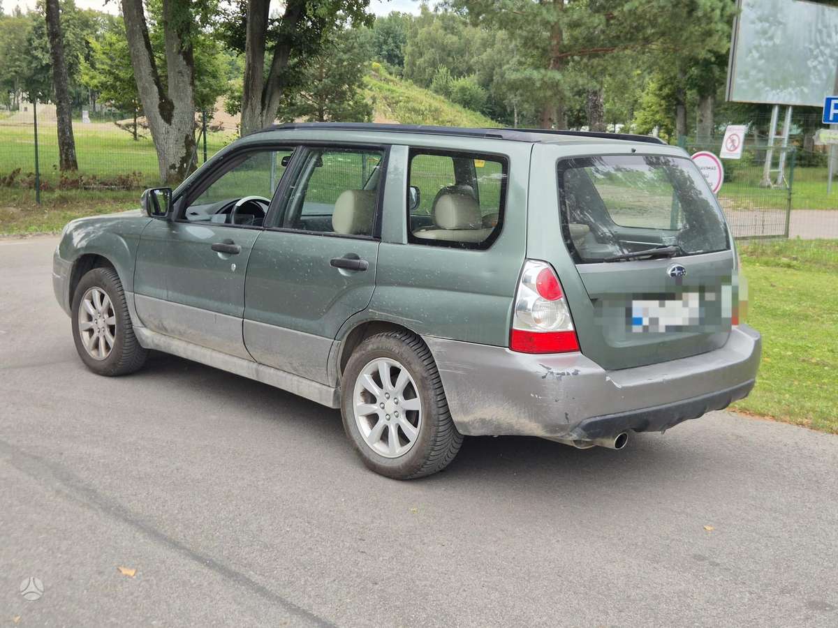 Subaru Forester 2005 — rear view