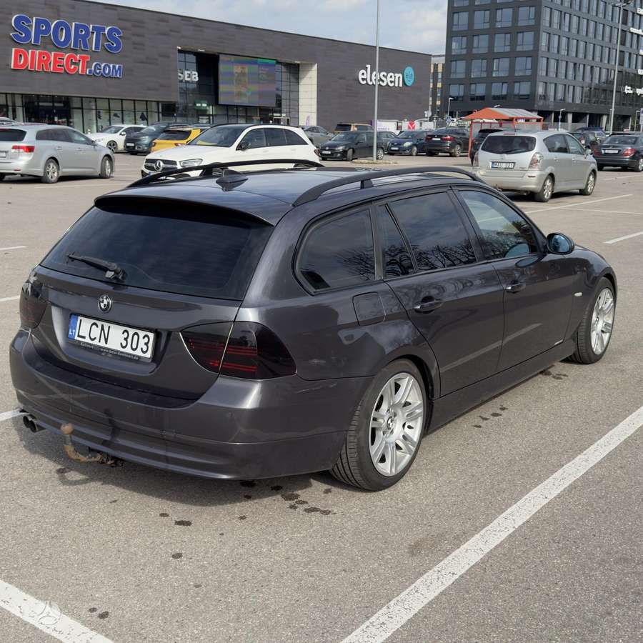 BMW 325 2007 — rear view