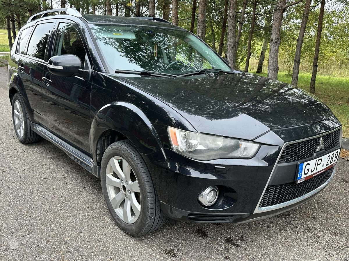 Mitsubishi Outlander 2013 — rear view