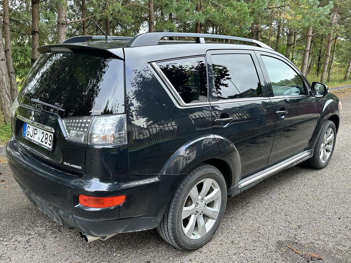 Mitsubishi Outlander 2013 — interior