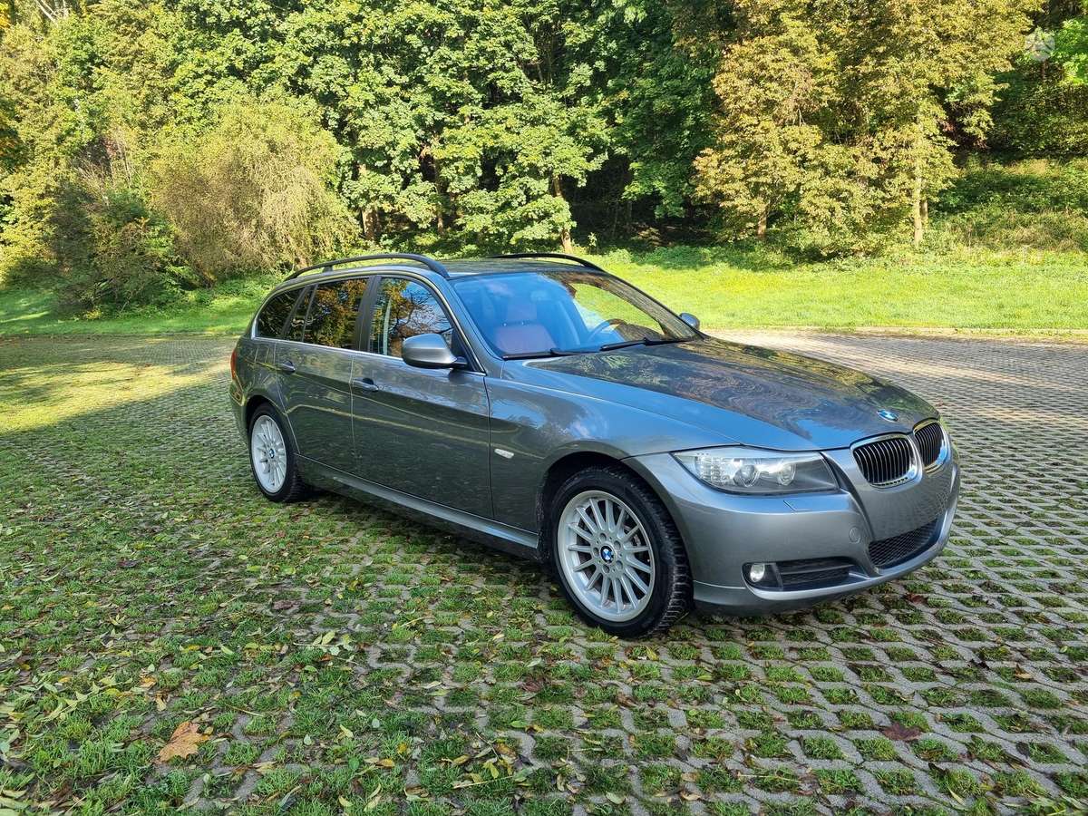 BMW 325 2009 — салон
