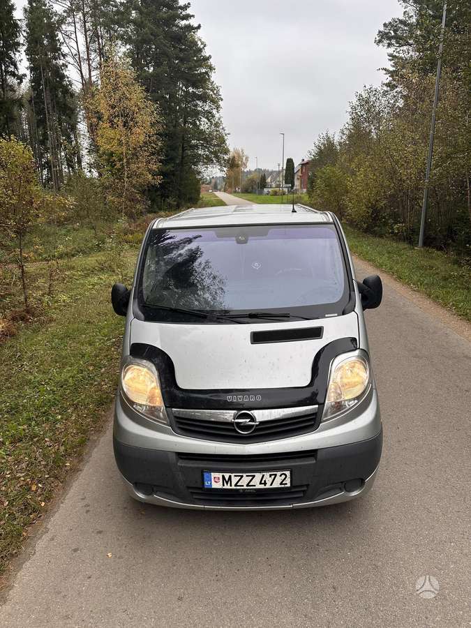 Opel Vivaro 2009 — салон