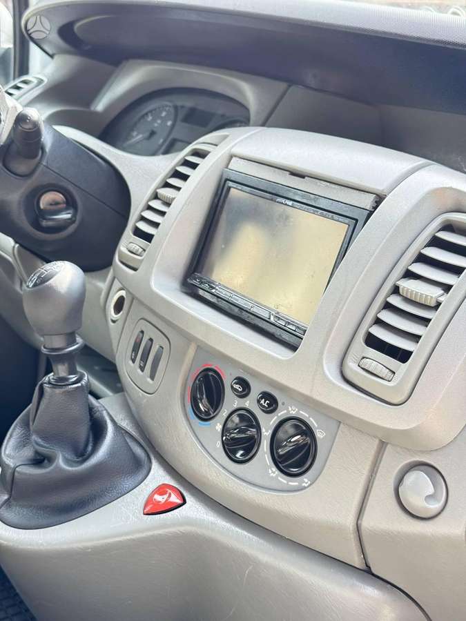 Renault Trafic 2009 — photo 12