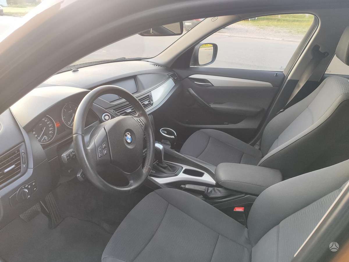 BMW X1 2009 — салон