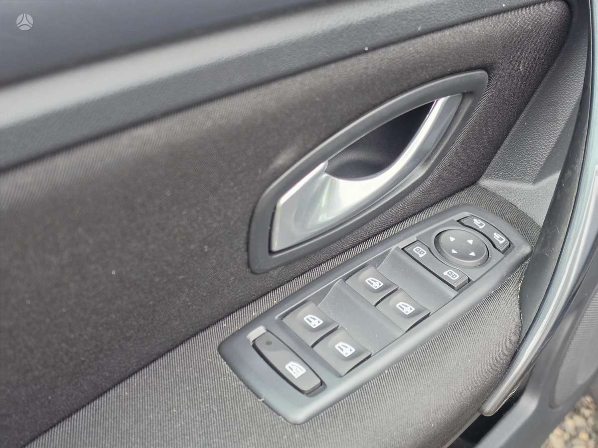 Renault Laguna 2010 — фото 19