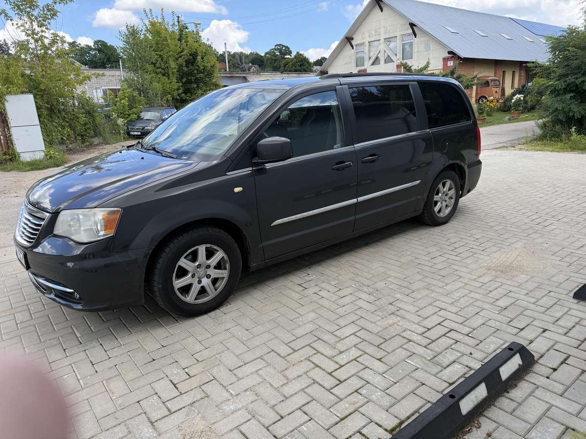 Chrysler Town 2011 — двигун 3605 cm³, 283 HP (208kW)