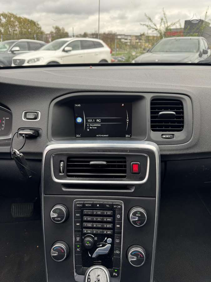 Volvo V60 2013 — photo 12