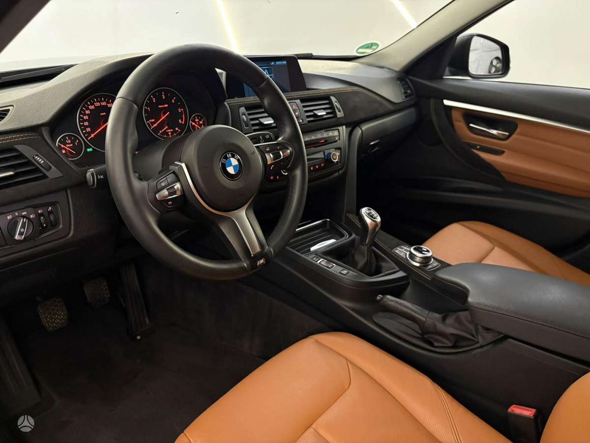 BMW 320 2014 — вигляд ззаду