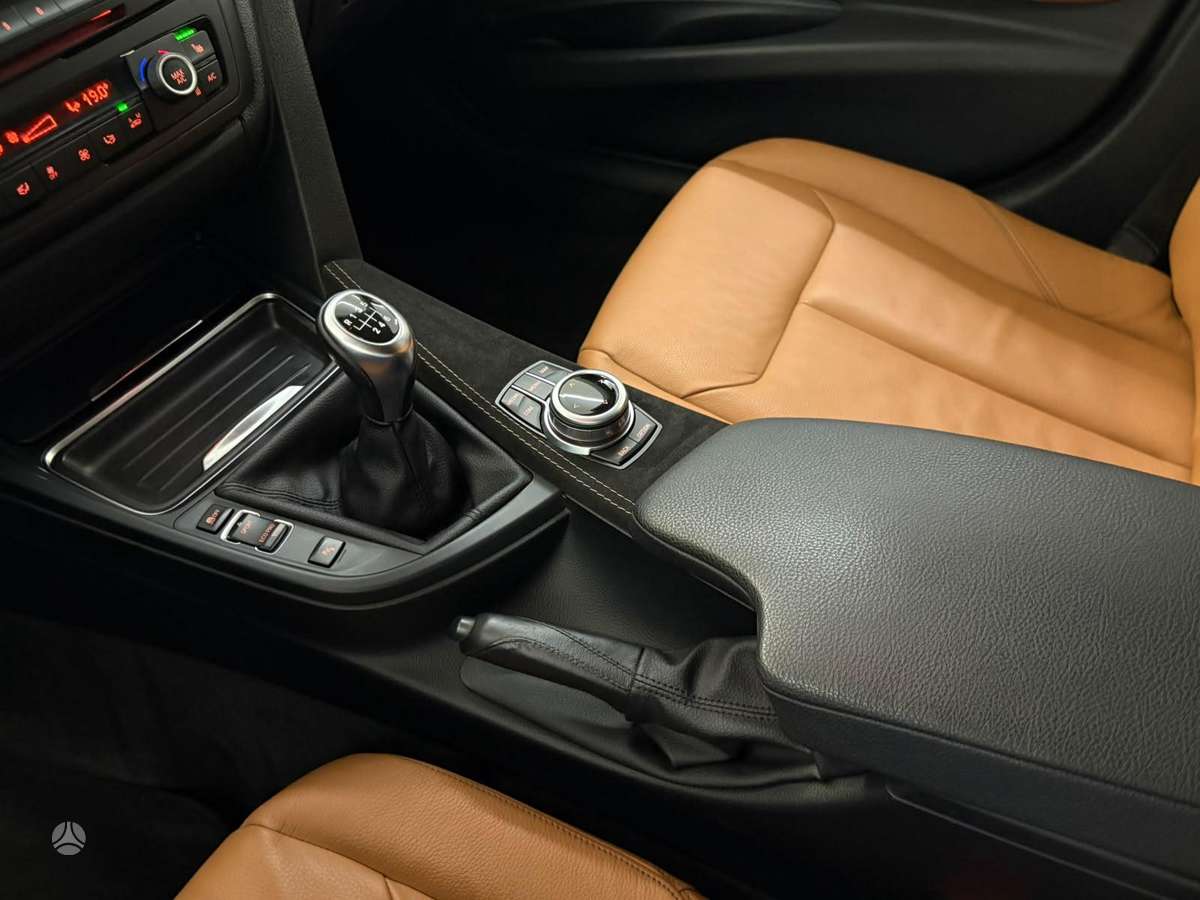 BMW 320 2014 — салон