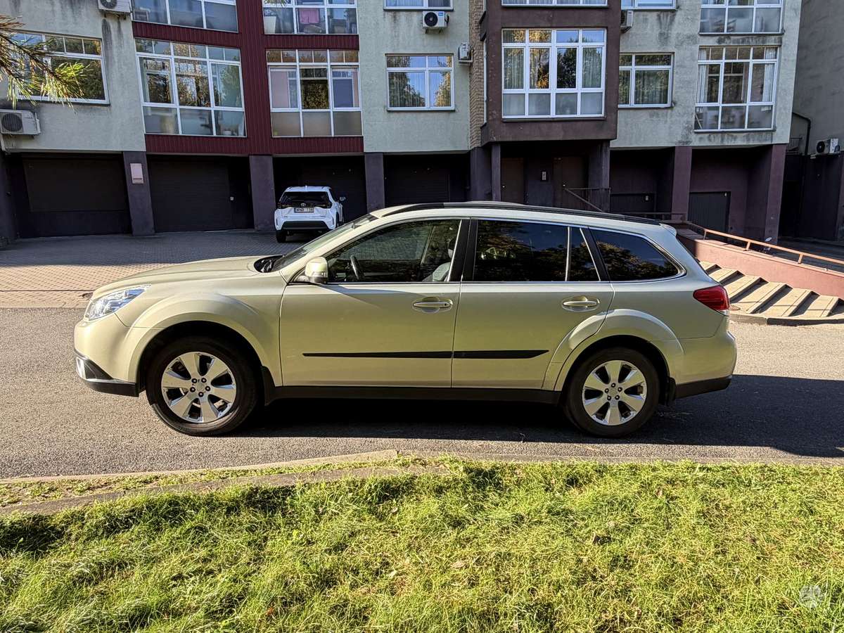 Subaru Outback 2013 — rear view