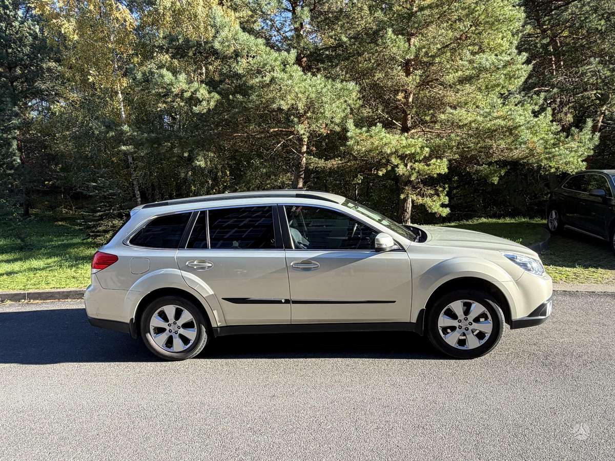 Subaru Outback 2013 — interior