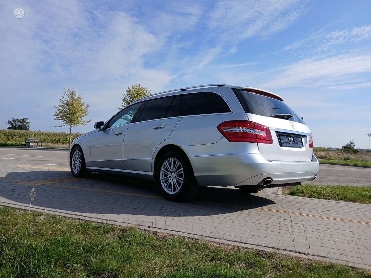 Mercedes-Benz E350 2009 — вигляд ззаду