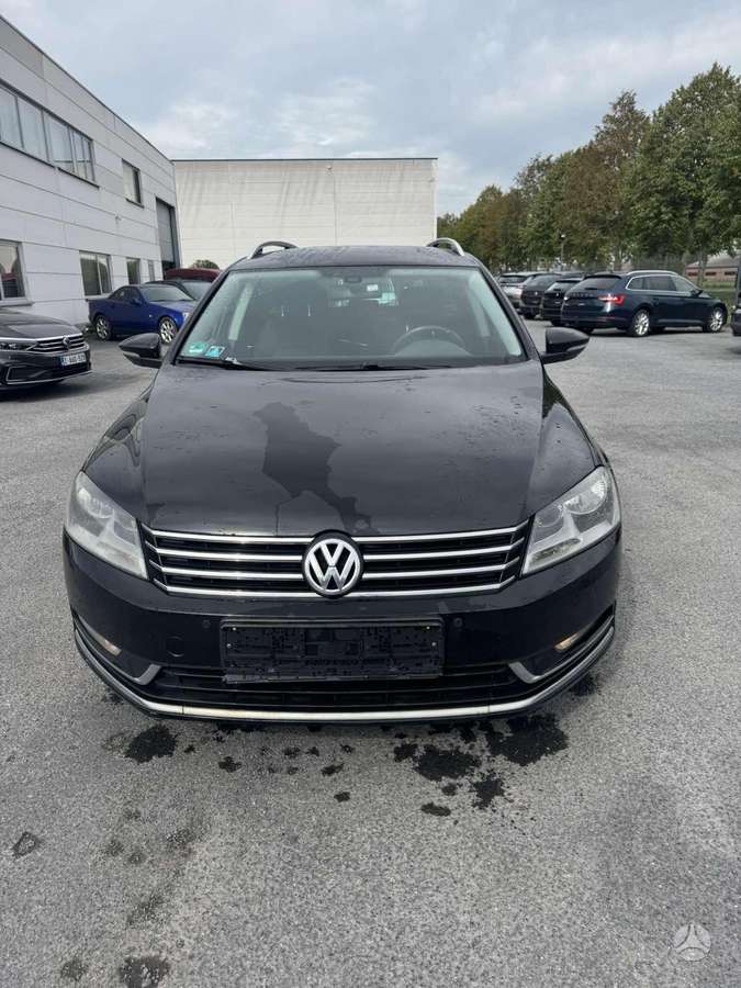 Volkswagen Passat 2011 — rear view
