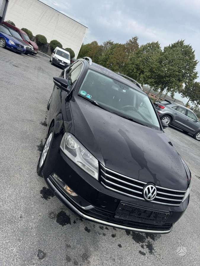 Volkswagen Passat 2011 — interior