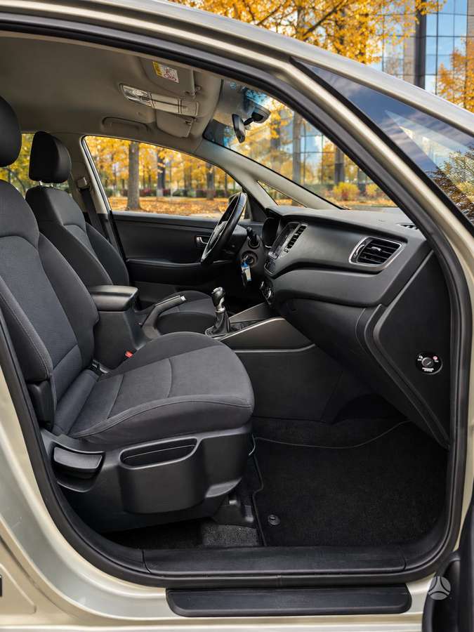 Kia Carens 2013 — photo 15