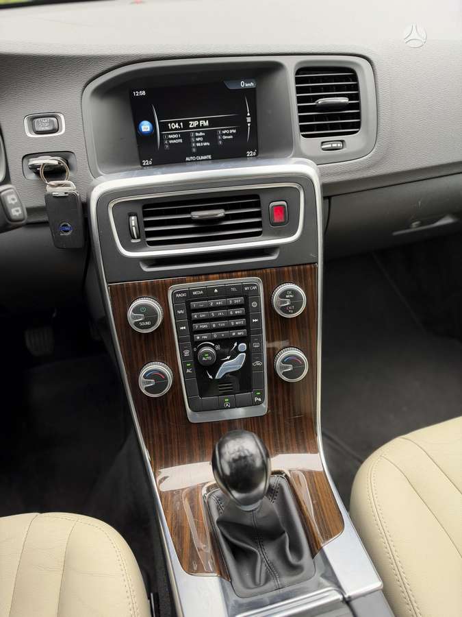 Volvo V60 2014 — photo 16