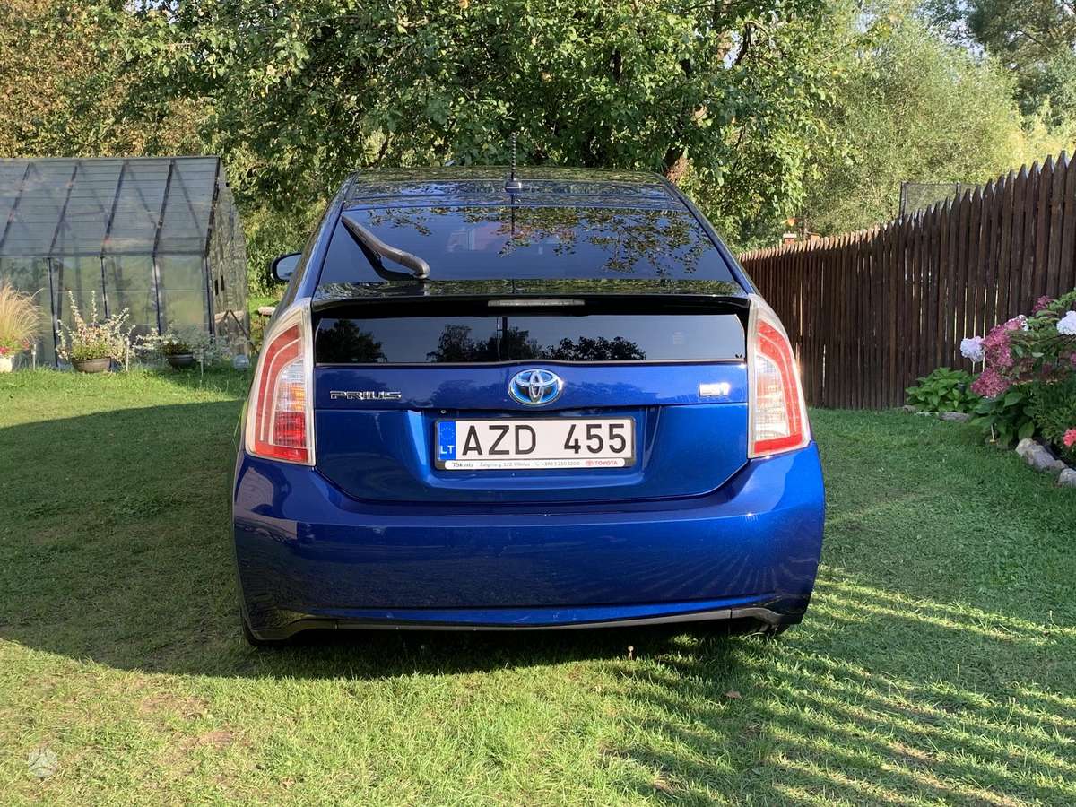Toyota Prius 2010 — салон