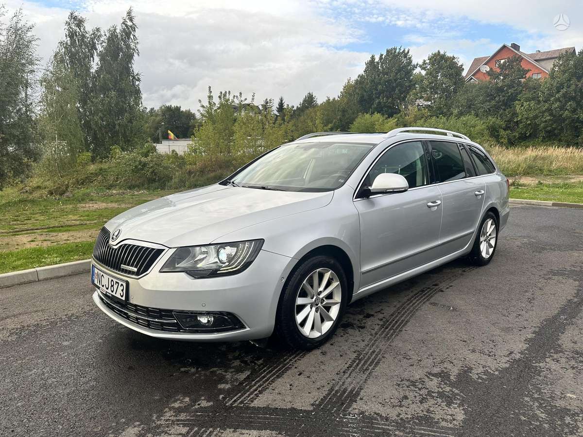 Skoda Superb 2015 — rear view