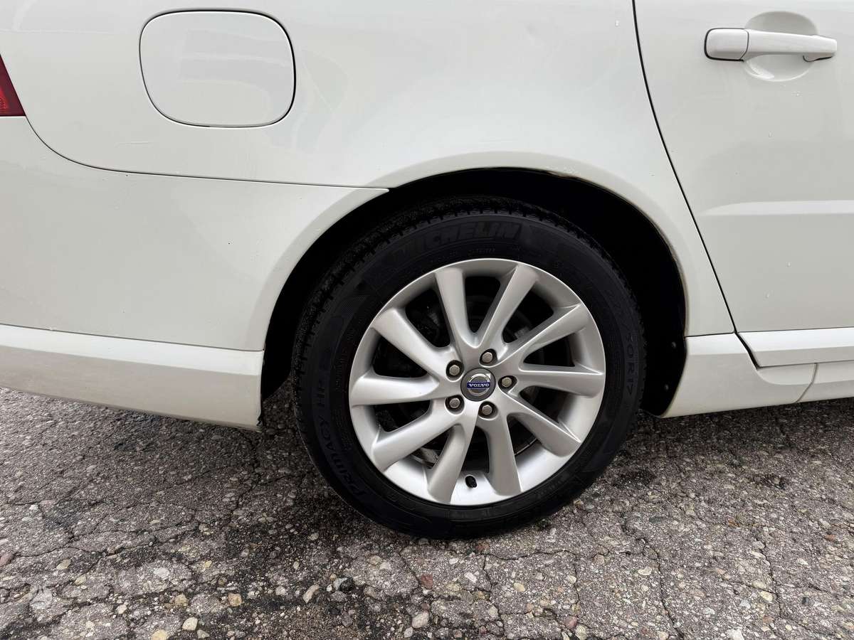 Volvo V70 2010 — photo 11