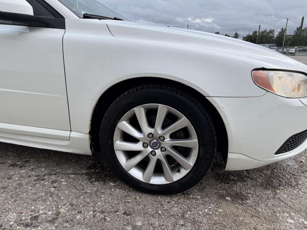 Volvo V70 2010 — photo 12