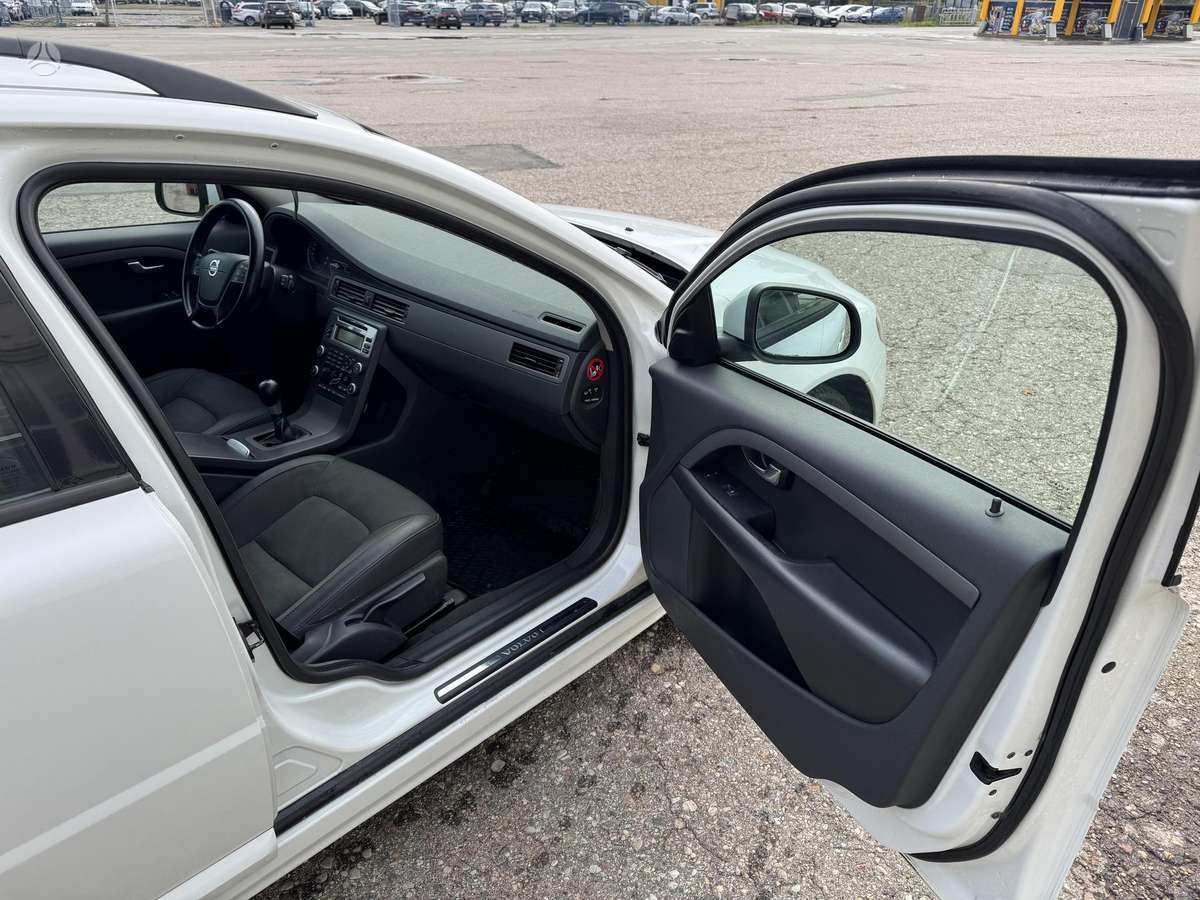 Volvo V70 2010 — photo 13