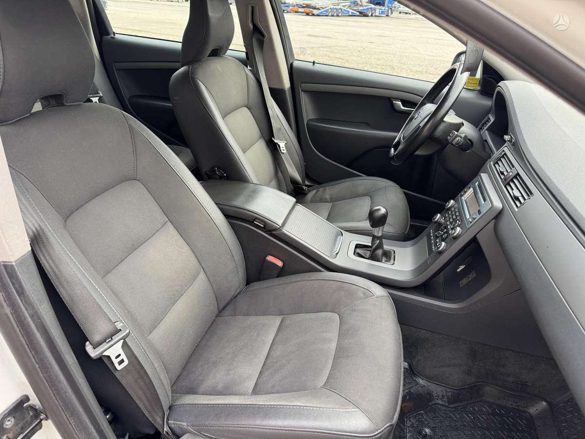 Volvo V70 2010 — photo 14