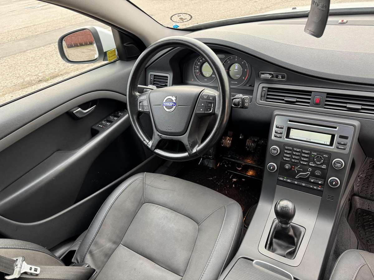 Volvo V70 2010 — photo 15