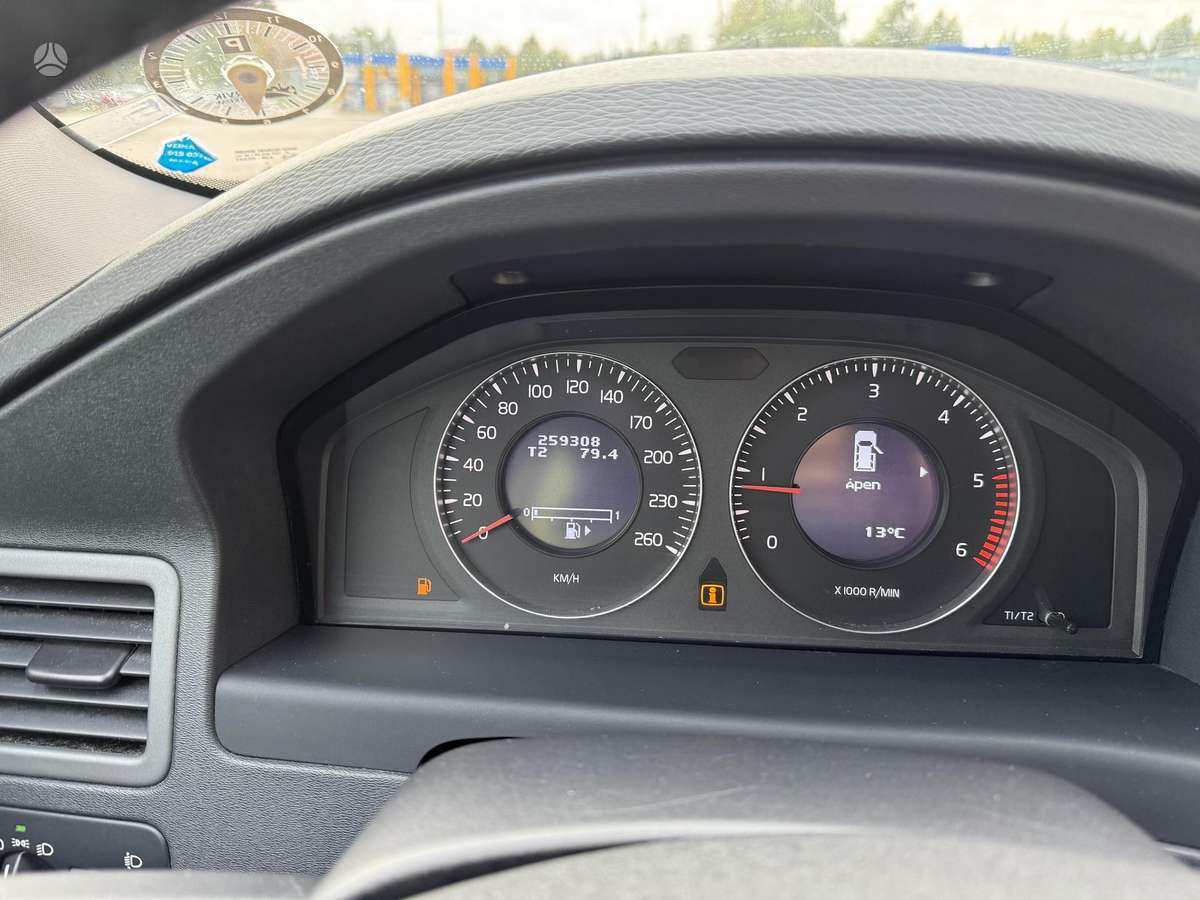 Volvo V70 2010 — photo 16