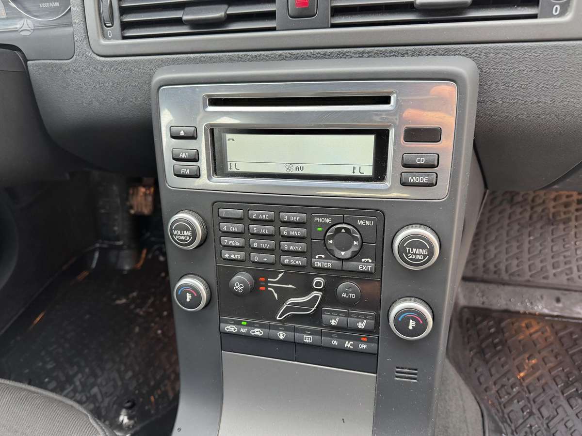 Volvo V70 2010 — photo 17