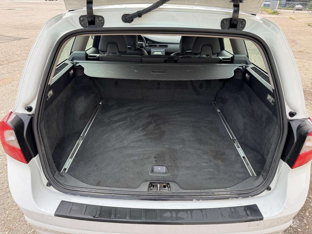 Volvo V70 2010 — photo 19