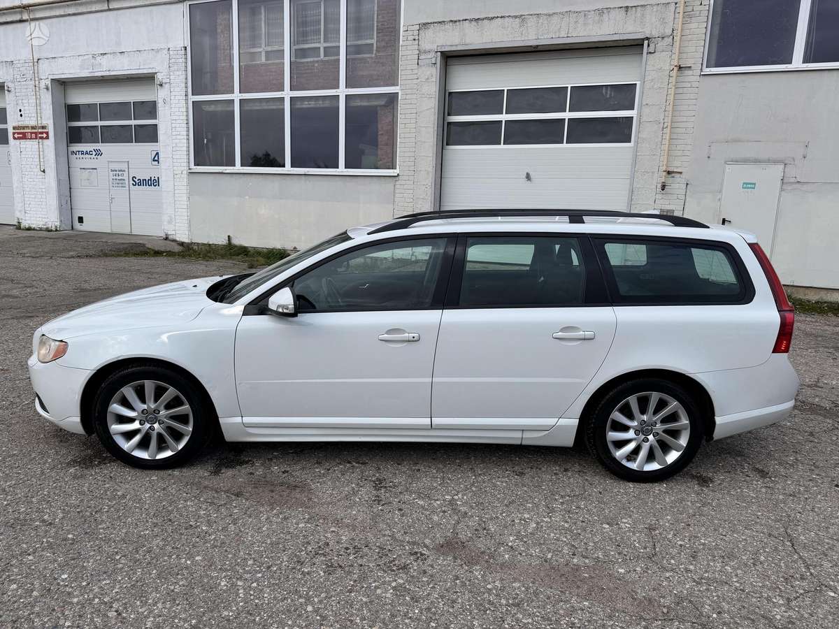 Volvo V70 2010 — rear view