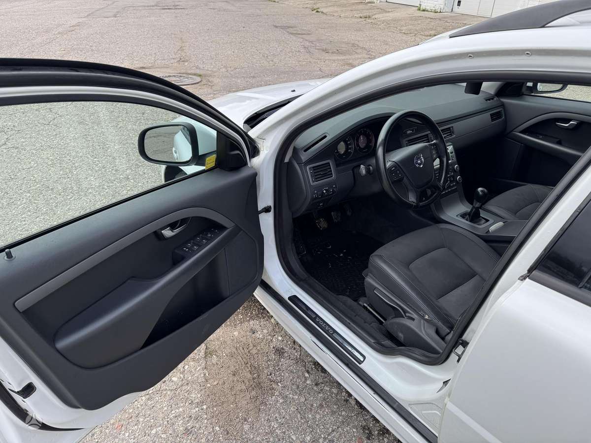 Volvo V70 2010 — photo 20